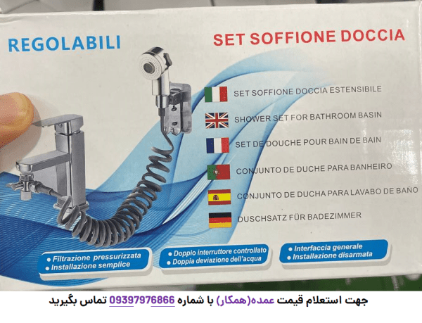 ست دوش قابل تنظیم نقره‌ای رنگ نصب شده در حمام مدرن.